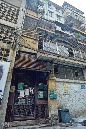 記者昨午抵達何標記大股東何文標於江門市的報住地址，惟屋內沒有人居住。有鄰居表示何文標一家已搬走多年。（蘇智鑫攝）