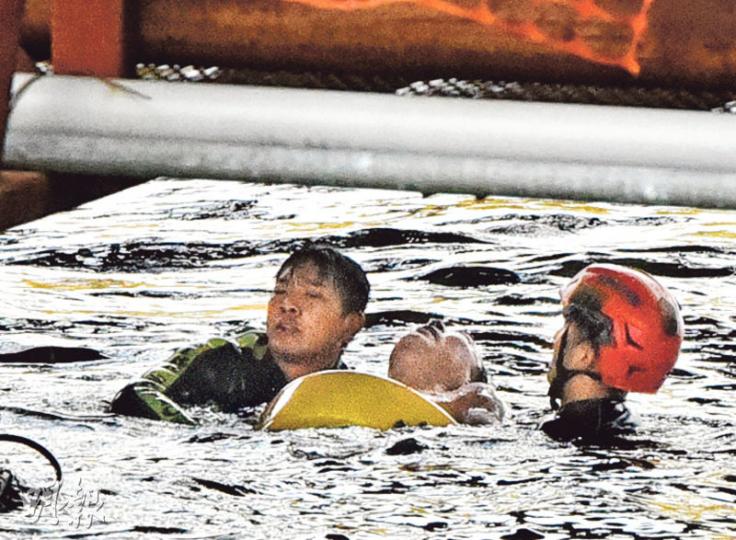 消防蛙人經過個多小時搜索，在東區走廊一個橋躉對下海底救起遇溺失蹤事主。（林智傑攝）