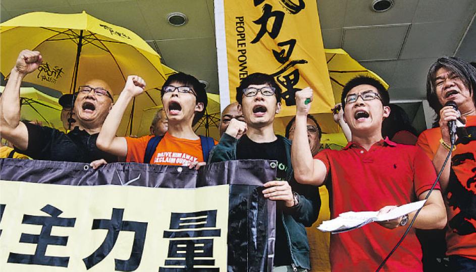 人民力量立法會議員陳偉業（左一）、學民思潮召集人黃之鋒（左二）、學聯秘書長羅冠聰（右三）及社民連副主席黄浩銘（右二）昨否認阻差辦公罪。數十人昨到庭支持4人，並在庭外高叫：「公民抗命、無畏無懼。」（李紹昌攝）