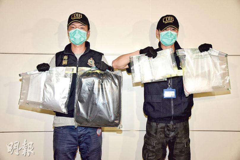 海關在羅湖口岸破獲的毒品案中，檢獲5包共重1.4公斤冰毒，市值63萬元。（蔡方山攝）警方在灣仔破獲的毒品案中，拘捕兩男兩女非華裔疑犯，黑布蒙頭押返警署扣查。（蔡方山攝）