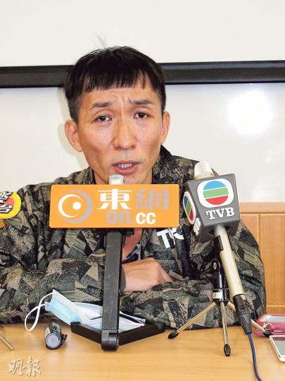 張立基稱不滿醫生指張媽媽90歲年紀大又多病，都「差不多」的說法。（攝影/記者﹕鍾一虹）張立基心痛母親的離開，忍不住嗚咽。（攝影/記者﹕鍾一虹）