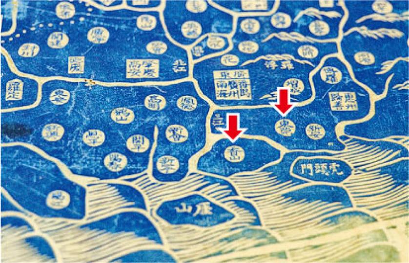 《大清萬年一統地理全圖》可找到香山、東莞（紅箭嘴示），對下便應是香港，但島嶼太細，未有刻意繪入圖中。（黃志東攝）日本思想家林子平著書《三國通覽圖說》裏所繪地圖，1785年製，約值2至3萬美元（約15.6萬至23.4萬港元）。林子平將釣魚島（臺）、黃尾嶼（山）、赤尾嶼（山）等島嶼也填上與中國的相同的黃色，可見當時這些島嶼屬於中國。譚補充，日本政府得知有此圖後，反駁指林子平與中國交流甚密，偏袒中國。（黃志東攝）林子平另一地圖，1785年製，價格不詳。地圖上顯示的琉球群島（圖右下方紅色示）及獨島（竹島