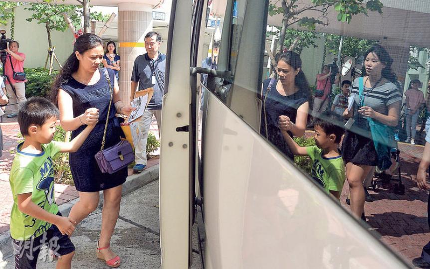 政府昨日繼續安排專車接送受鉛水事件影響的啟晴邨居民到聯合醫院驗血。食衛局長高永文稱現有逾900人登記驗血，已排期至8月後。（鄧宗弘攝）