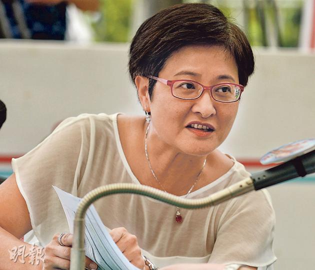 黃碧雲(圖)出席《城市論壇》,同香港管綫專業學會會長黃敬等爭辯「頭啖水」問題,話香港唔係第三世界,不能要求用水前先放水流一段時間。黃敬喺論壇後話,喉管0至5年會有可能釋放含鉛物質,所以驗舊樓食水驗唔到含鉛超標。(鄧宗弘攝) 黃碧雲(圖)出席《城市論壇》,同香港管綫專業學會會長黃敬等爭辯「頭啖水」問題,話香港唔係第三世界,不能要求用水前先放水流一段時間。黃敬喺論壇後話,喉管0至5年會有可能釋放含鉛物質,所以驗舊樓食水驗唔到含鉛超標。(鄧宗弘攝)