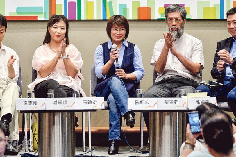 反佔中書《香港：傘裏傘外博弈》多名作者潘麗瓊（左起）、屈穎妍、阮紀宏等，噚日一齊出席書展講座，同讀者交流對佔中睇法。（蘇智鑫攝）