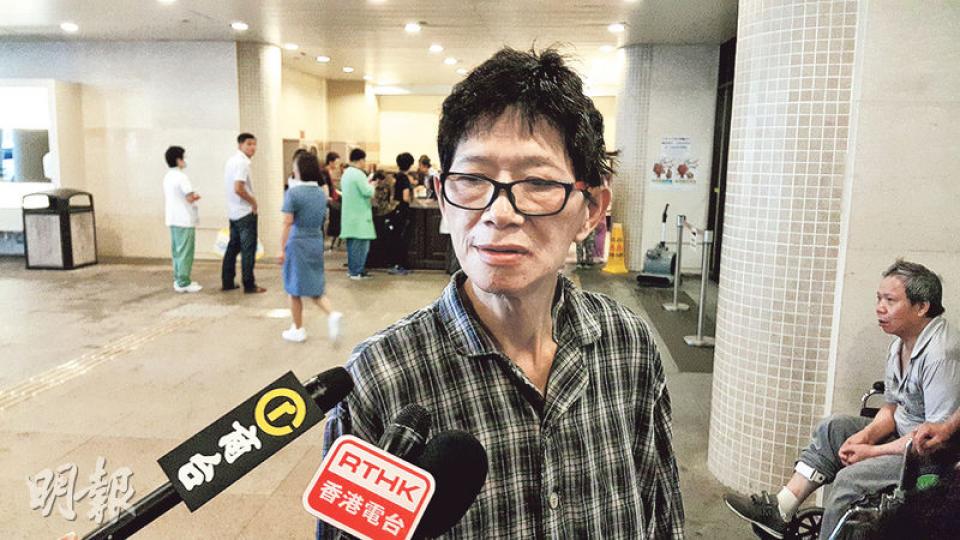 院友陳先生因割淋巴已入住瑪麗醫院4天，他稱病人衣服「無噏味」，如常每日更換，亦認為病房乾淨。（鍾炳然攝）