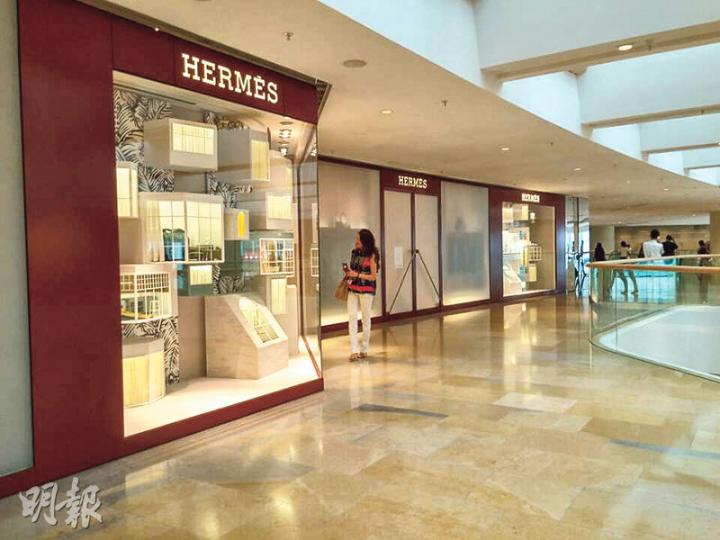 在金鐘太古廣場開舖多年的國際頂級奢侈品牌HERMES（愛馬仕），無懼零售市道疲弱，新近與太古達成續租協議，加租幅度達五成。（劉詠怡攝）