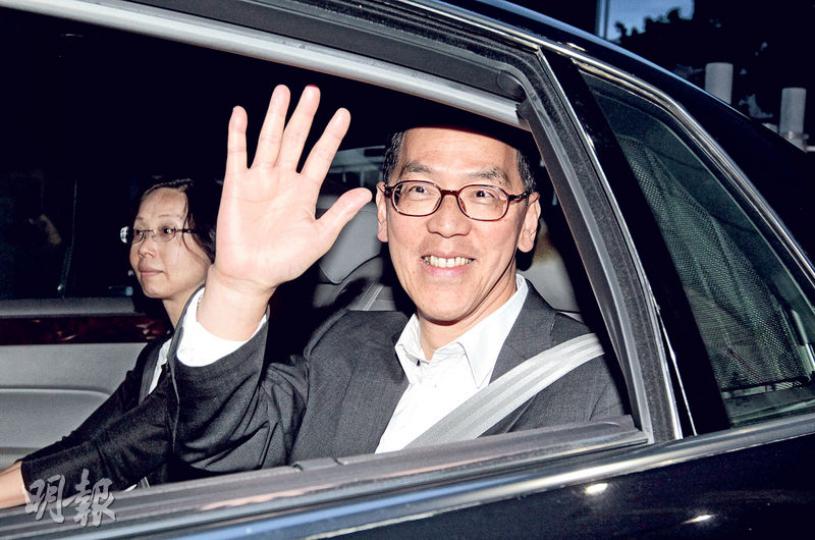昨日是民政事務局長曾德成最後一天上班，他離開政府總部時特意回應大批等候的傳媒，他只說自己是樂意退休，未有回應為何退休。被問到是否表現不稱職而被迫離開，他說留待大家評價，不再作澄清，又說非常榮幸能在特區政府服務，落實「一國兩制」。（郭慶輝攝）公務員事務局長鄧國威昨晚離開政府總部時，未有回應傳媒提問。他公開發表聲明，形容自己熱中工作，現時是「為一些預計不到的家庭理由而要退下的時刻」。不過他在向公務員事務局同事發出的告別信就說，自己現時離開是意料之外，但人生是充滿愉快或不快驚喜。（郭慶輝攝）