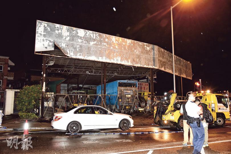 警方在屯門藍地順達街破獲一個以車房掩飾的偷車集團，通宵封鎖現場調查。（蔡方山攝）