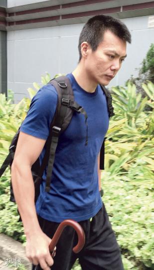 聲稱被摑面的警員賴建鋒（圖）昨被指其庭上證供與其警察記事簿的紀錄不相同，賴解釋指他在記事簿記錄時「寫錯咗」。裁判官追問賴不更正記事簿的原因，賴回答稱：「無位改返。」（王丹麟攝）