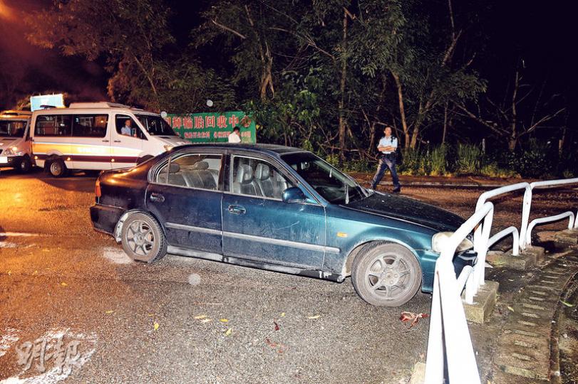車主在元朗發現其失車，一輪追逐後，最終失車意外撞欄停下；事後警員趕至封鎖現場調查。（蔡方山攝）涉嫌偷車等罪名被捕男子報稱眼角受傷，由警員押送醫院接受治理。（蔡方山攝）