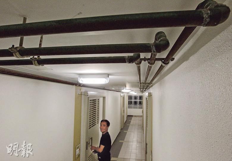 啟晴邨賞晴樓早前被驗出有住戶的食水含鉛量超標，運輸及房屋局長張炳良昨指出，正與承建商（即中國建築）研究全邨換喉的可行方法，承建商現已開始在天台搭喉至各樓層，冀下月初完工，屆時住戶毋須落樓取水。（李澤彤攝）