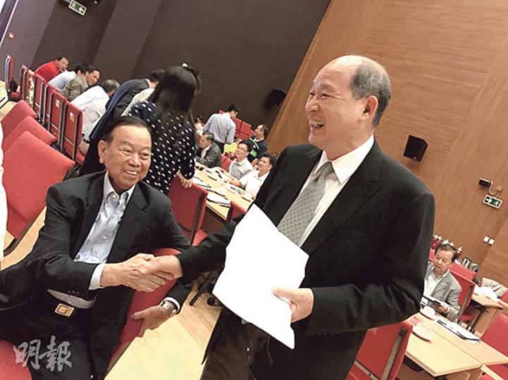 鄉議局前主席劉皇發（左）噚日去鄉議局大樓開會，獲唔少鄉親歡迎，佢個仔、現任鄉議局主席劉業強早前傳與副主席張學明（右）不和，學明就笑笑口同發叔握手。（陳洛明攝）