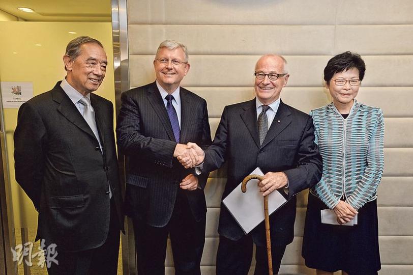 身兼西九管理局董事局主席的政務司長林鄭月娥（右一）昨宣布，董事局通過委任營運總裁栢志高（左二）代替連納智（右二）， 8月3日起出任新行政總裁，任期3年。她指栢志高有32年政府工作經驗，加入西九管理局9個月以來，亦對文化藝術充滿熱誠，是最合適人選。圖左一為西九董事局副主席夏佳理。（鄧宗弘攝）