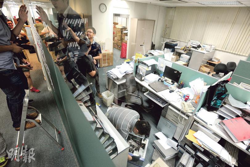 正在停刊的《成報》發生「盜竊」案後，昨午有探員到現場調查及檢驗被拆開的電腦，案件暫時未有人被捕。（衛永康攝）