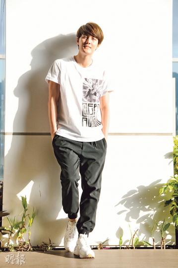 一向崇尚「不婚主義」的克群稱結婚的事會尊重另一半，將來或會成為一個嚴父管教小朋友。（攝影﹕孫華中）克群坦言跟超蓮拍拖受了不少輿論壓力，但漸漸習慣被追訪，心態上希望愈低調愈好。（攝影﹕孫華中）吳克群望愛情事業兩得意。（攝影﹕孫華中）
