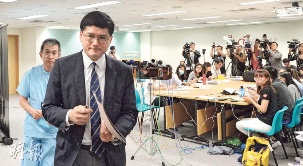 高拔陞（前）去年7月接替盧志遠出任新界西聯網總監及屯門醫院行政總監，上任一年後即遇上近年來最大規模、涉及逾9000病人的肝酵素分析儀數值出錯事故，他與屯院臨牀病理部門主管郭德麟（後）昨一起為這宗兩年前造成的錯誤致歉。該院新聞稿只提及受影響男病人數目達4634，卻無提女病人數目有4809。（鄧宗弘攝）