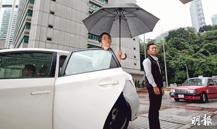 《明報》前總編輯、現任世華網絡資源有限公司營運總裁劉進圖遇襲案昨日審訊,兩被告均否認控罪。劉進圖(左)昨下午由保護證人組警員陪同乘坐警方車到高院作供,毛毛細雨下,劉撐着雨傘在高院門外下車,方便大批傳媒拍照,之後再登上警方座駕,載他到另一特別通道進入法庭。(郭慶輝攝)《明報》前總編輯、現任世華網絡營運總裁劉進圖(前),昨日由保護證人組警員陪同到高院作供,講述案發經過。他憶述遇襲一刻感到背部被硬物撞擊,雙腿突然發麻,其後更發現紅色血液從身體滴到手心,雙腳無力只能坐在地上。(郭慶輝攝)現時每周3天接受 《明報》前總編輯、現任世華網絡資源有限公司營運總裁劉進圖遇襲案昨日審訊,兩被告均否認控罪。劉進圖(左)昨下午由保護證人組警員陪同乘坐警方車到高院作供,毛毛細雨下,劉撐着雨傘在高院門外下車,方便大批傳媒拍照,之後再登上警方座駕,載他到另一特別通道進入法庭。(郭慶輝攝)《明報》前總編輯、現任世華網絡營運總裁劉進圖(前),昨日由保護證人組警員陪同到高院作供,講述案發經過。他憶述遇襲一刻感到背部被硬物撞擊,雙腿突然發麻,其後更發現紅色血液從身體滴到手心,雙腳無力只能坐在地上。(郭慶輝攝)現時每周3天接受