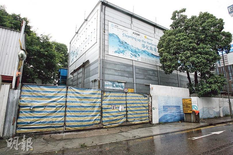 肇事地盤屬於渠務署淨化海港工程計劃，發生1死1傷觸電意外後，地盤立即停止所有工程，警方及勞工處正調查事故原因。（伍浦鋒攝）