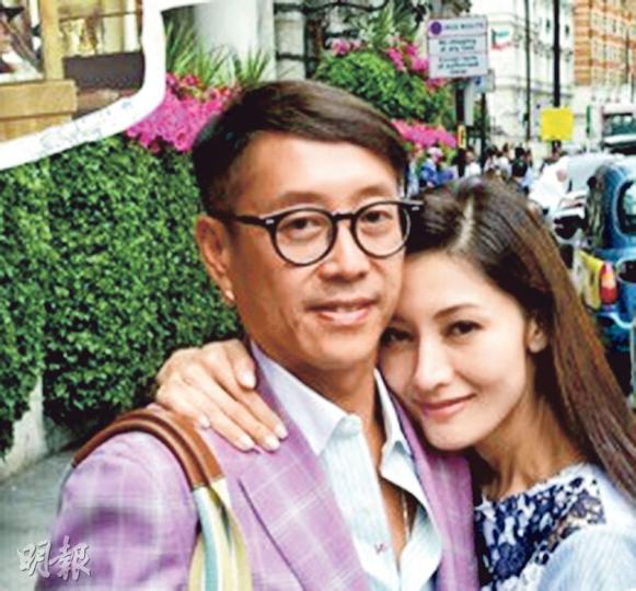 李嘉欣與老公許晉亨甜蜜外遊，嘉欣更嬌嗲地攬老公自拍，展現「撒嬌女人最好命」。（微博圖片）