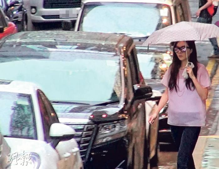 熊黛林落大雨都要戴黑超添星味。（攝影﹕娛樂組）熊黛林的新車車牌有「118」尾，疑是男友郭可頌所送。（攝影﹕娛樂組）