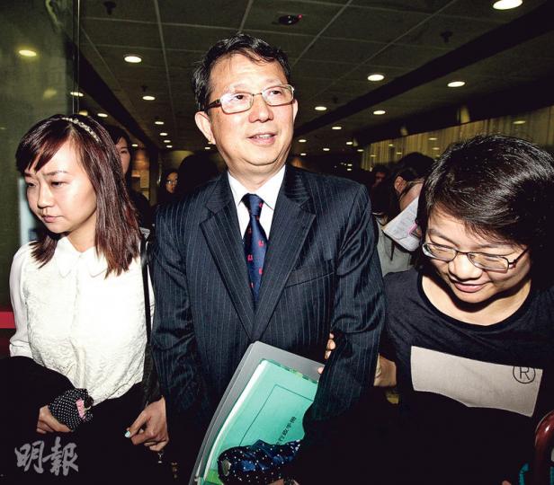 死因聆訊期間曾數次到庭旁聽的中華基督教會香港區會學務總監余煊（中），昨離開法院時被問及會否就事件問責時說，「唔係話fire（辭退）一個人，就fire一個人」。（李紹昌攝）