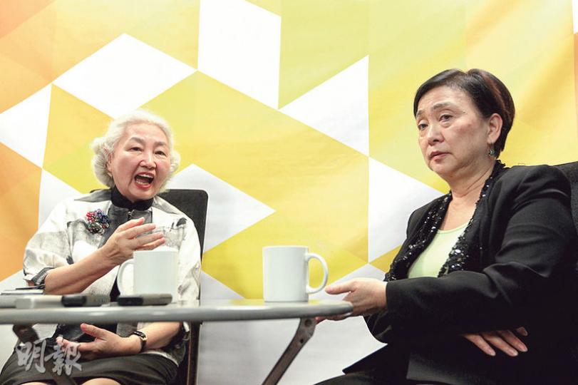 基本法委員會副主任梁愛詩（左）昨日接受民主黨主席劉慧卿（右）的網台節目《議會內外》訪問，劉慧卿稱遲遲都未獲發還回鄉證，無法自由出入內地。梁愛詩回應說，這問題遲早可以解決，「唔使等廿年」。（郭慶輝攝）
