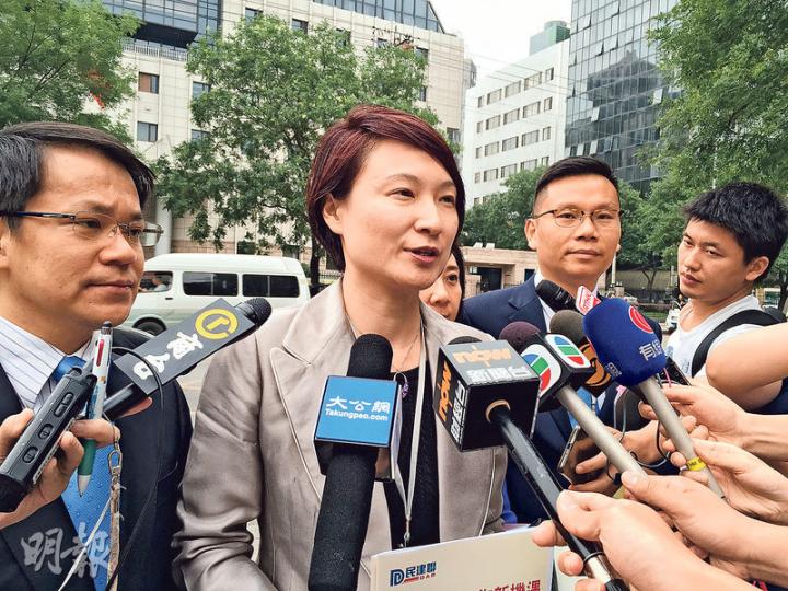 民建聯代表昨日在北京拜訪發改委、統戰部等部委，主席李慧琼（中）表示，會面主要談及一帶一路機遇、空域等議題。代表團今日會獲中央領導人接見，預料接見者是人大委員長張德江。（何曉勤攝）