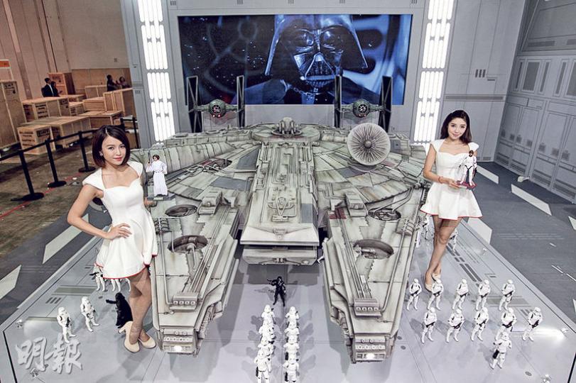 香港玩偶公司Hot Toys製造出1:6比例嘅《星球大戰》宇宙飛船「千歲鷹號」，會喺動漫節期間展出，負責人相信模型「能令所有星戰迷感動」。（郭慶輝攝）市民可戴上PS4虛擬實境頭戴裝置「Project Morpheus」，試玩4款全新遊戲，其中一款係全球未曾公開嘅作品，會喺今日中午12點半發布。（郭慶輝 攝）