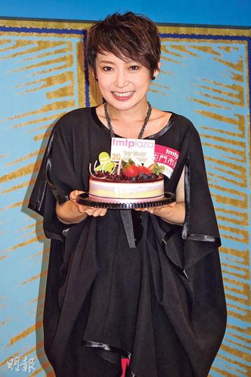 周家怡昨天36歲生日，獲贈生日蛋糕，她希望工作愈來愈多，掙多點錢，開開心心！（攝影/記者：孫慧莊）
