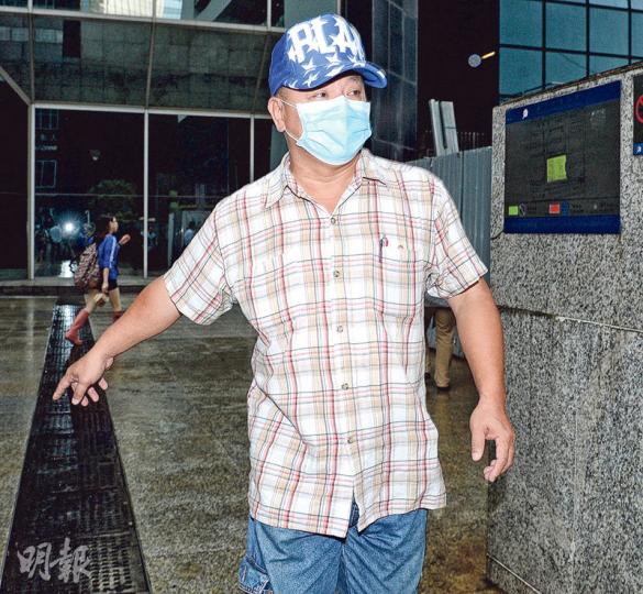 丘瑞田在庭外一直鴨嘴帽及口罩不離身，僅在上庭應訊時才露出全相。（劉焌陶攝）全港業主反貪腐圍標大聯盟數十名業主，昨聯同民主黨總幹事林卓廷（左一）在庭外高舉橫額及標語，要求執法部門盡快徹查圍標事件，保障業主權益。（劉焌陶攝）