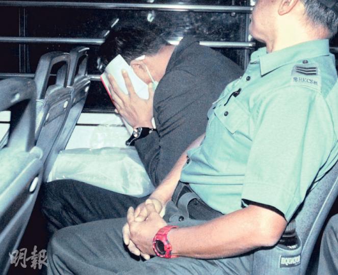 首被告葉劍華（圖）曾向警員承認犯案，惟被問到付酬者身分，他卻說「我唔想講」。（李紹昌攝）次被告黃志華（圖）被指與首被告葉劍華「細細個喺聯和墟打機識」，葉指案發當日黃負責斬劉進圖。（李紹昌攝）負責劉進圖遇襲案的總警司區展秋案發時是高級警司，他曾前往廣州與廣東省公安廳副廳長郭少波開會，要求內地公安找出本案兩名被告及將他們送回本港。（黃文雋攝）