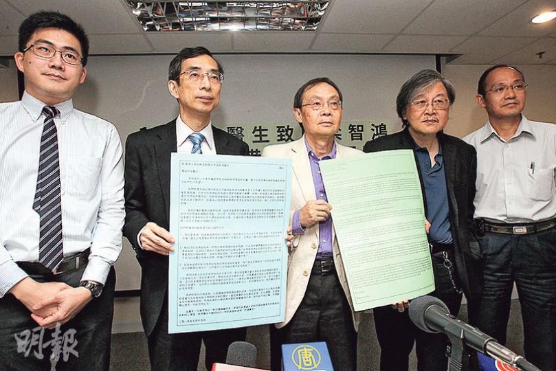 逾百名港大畢業醫生包括馮德焜（左起）、劉育港、吳錦祥、蔡堅及歐耀佳，聯署去信港大校委會主席梁智鴻，要求對方盡快處理學術人事及資源副校長的任命。（李紹昌攝）