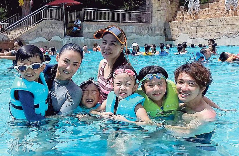 栢芝三母子與劉美娟、張崇德一家四口在新加坡水上樂園玩，Lucas浸在水中笑得開心，Quintus戴泳鏡好有型。（微博圖片）