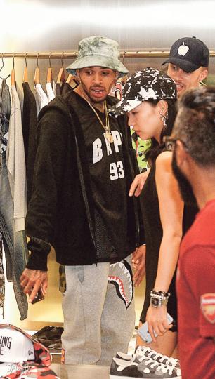Chris Brown往銅鑼灣一間時裝店購物，時裝店更因此暫停營業，讓他慢慢揀！（攝影：林祖傑 劉永銳）Chris Brown昨晚由澳門乘船抵港，有多名保鑣護駕。（攝影：林祖傑 劉永銳）