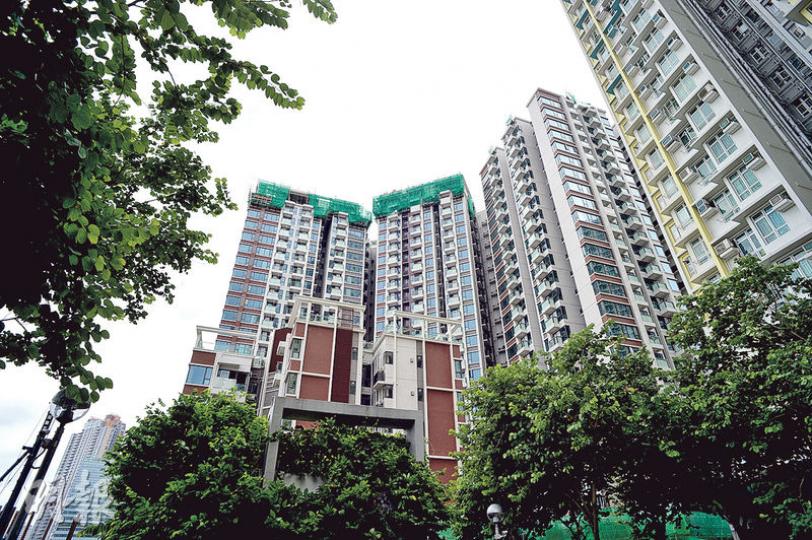 市建局首個資助房屋項目「煥然壹居」料年底落成，近日除頂層外，其餘棚架已拆除。整個項目屬「扇形」設計，後面3幢高座，前面1幢為5層高的低座，令逾九成單位坐北向南，較為通風。（蘇智鑫攝）