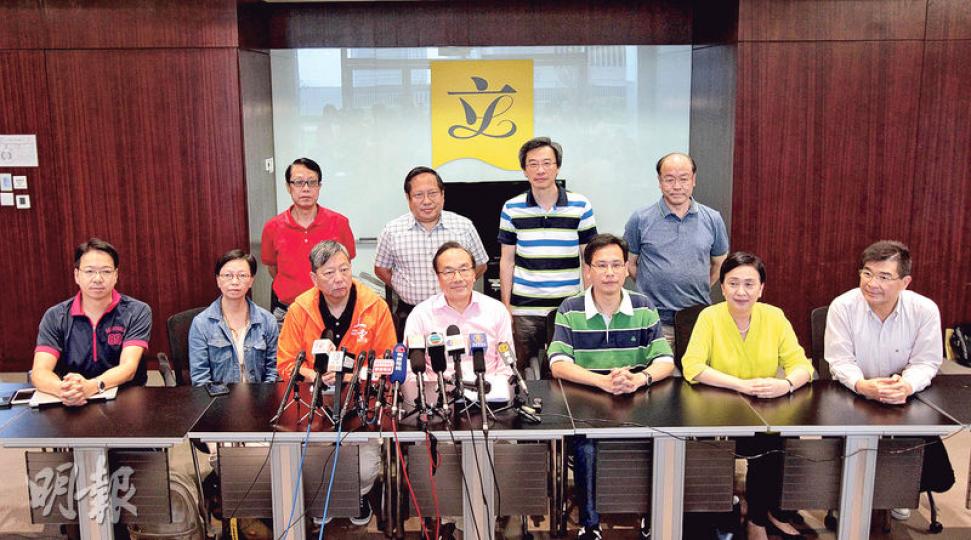 泛民「飯盒會」昨召開8小時退修會，商討在後政改的定位。前排左起﹕公共專業聯盟莫乃光，工黨何秀蘭、李卓人，公民黨梁家傑，教協葉建源，民主黨劉慧卿、單仲偕。後排左起﹕工黨張國柱、民主黨何俊仁、衛生服務界李國麟及民協馮檢基。（李澤彤攝）
