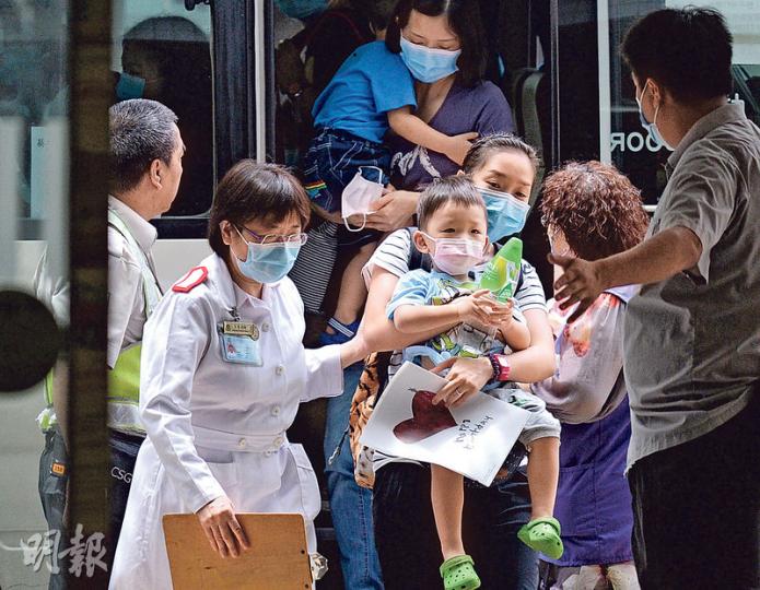 政府昨繼續安排啟晴邨及葵聯邨居民驗血，房屋署早上派專車接送葵聯邨居民至瑪嘉烈醫院驗血，不少家長帶同子女到場。（蘇智鑫攝）