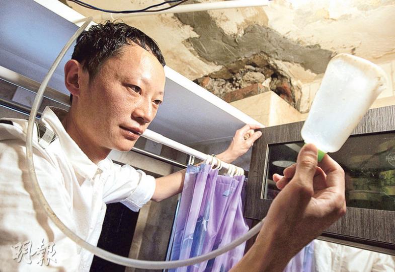 山翠苑業主方先生自製漏斗及喉管，置於滲水位置，接收污水。（李澤彤攝）