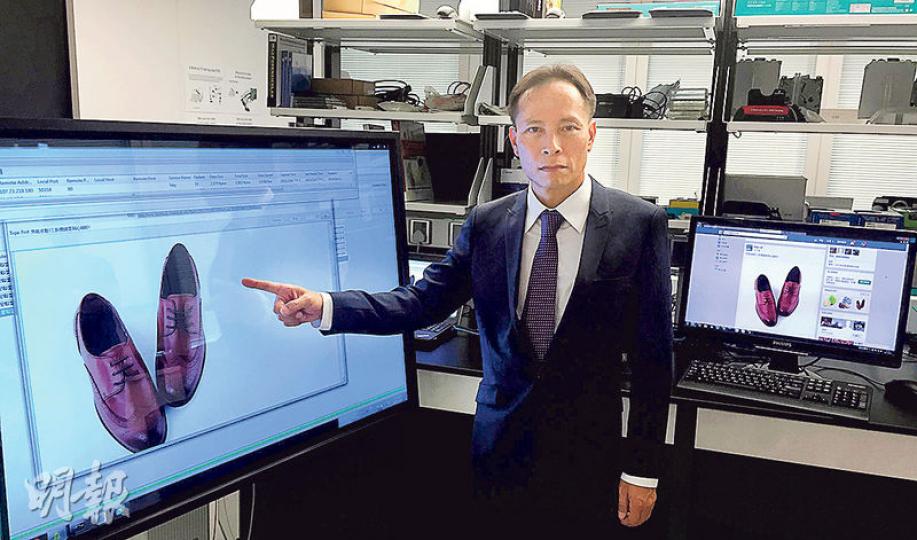 海關版權及商標科技罪案調查組指揮官方永佳示範「網迅系統」，在右面的facebook張貼文章模擬出售侵權皮鞋，左邊的「網迅系統」立即偵測出該帖文，並以警報通知關員。（張煒明攝）