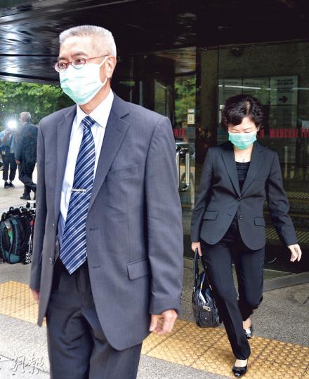 辯方求情稱，自爆騙房津的梁潮炳（左）日後極有機會失去工作與公積金。其妻羅碧嫻（右）則獲撤控。（蘇智鑫攝）