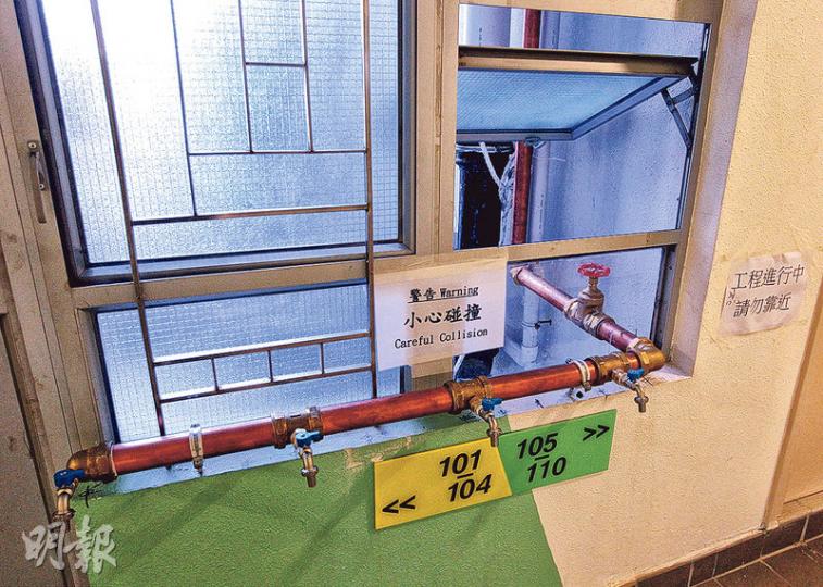 啟晴邨承建商中國建築正在啟晴邨搭建臨時供水系統，從天台水箱接駁至各樓層，方便居民取水，其中悅晴樓1樓已安裝水龍頭，但仍未可供水。（李澤彤攝）