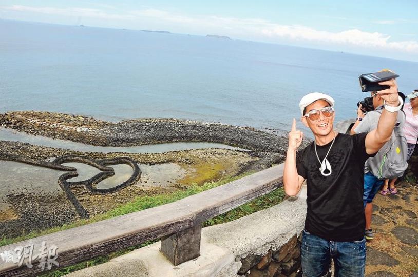 小齊帶隊遊覽七美的「雙心石滬」，這亦是其電影《落跑吧愛情》中的一個景點。（攝影﹕楊安莉、鍾偉茵）Tina（左）（攝影﹕楊安莉、鍾偉茵）小齊親自下海教大家浮潛欣賞珊瑚，又跟好兄弟九孔享受陽光與海灘。（攝影﹕楊安莉、鍾偉茵）（攝影﹕楊安莉、鍾偉茵）小齊獲贈試吃「九孔」很滋味。（攝影﹕楊安莉、鍾偉茵）天氣太熱，小齊禁不住吃仙人掌雪糕解暑。（攝影﹕楊安莉、鍾偉茵）
