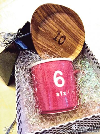 收到印有「6」字的杯及「10」字的杯墊，蔡國威超愛這份小禮物。（微博圖片）