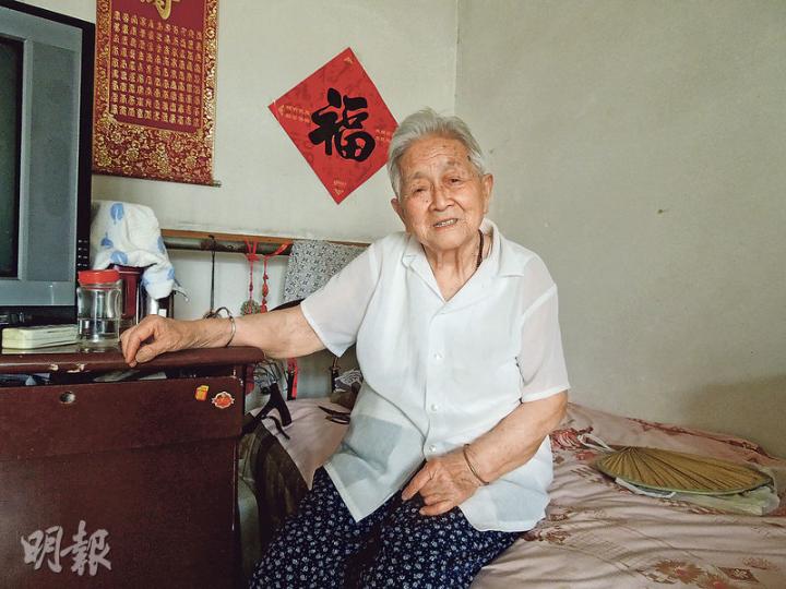 78年前的「盧溝橋事變」發生當天，家住盧溝橋南邊約4公里處的楊淑芳，聽到了槍炮聲大作，後來被迫舉家逃亡。圖為現年92歲的楊淑芳，在宛平城敬老院接受本報專訪。（龐皎明攝）
