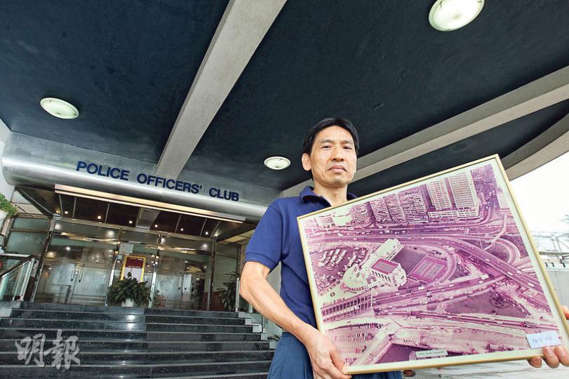 警官會所前一級工人鄭定賢（圖）見證會所於1986年啟用以來的發展與變遷。賢哥上月退休，對會所拆卸感可惜。他手持的高空相片攝於1986年。會所拆卸重建之際，內裏一些設施包括此圖片會臨時移師至旺角警察體育遊樂會，與其他會所的舊照片一同展示。（李紹昌攝）警務處於1970年代獲撥地，於銅鑼灣海旁興建三層高的警官會所，建築師利用地皮優勢，設計半圓形建築物，二樓宴會廳坐擁180度無敵海景，成為該建築物的主要特色。（李紹昌攝）警官會所木球場的梯級上貼了一塊刻有「THE TYZZER LEAP」的金屬牌，事緣當