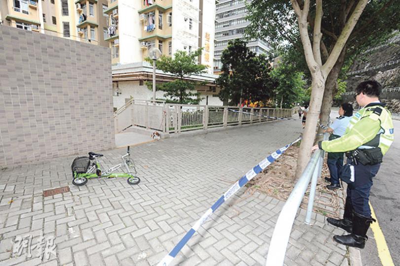 警員將襲警案現場行人路封鎖調查，被捕男子的單車則遺在地上。（衛永康攝）疑不滿在行人路踩單車被檢控，涉嫌襲警被捕的男子，被黑布蒙頭鎖上手銬押上警車，帶署扣查。（衛永康攝）