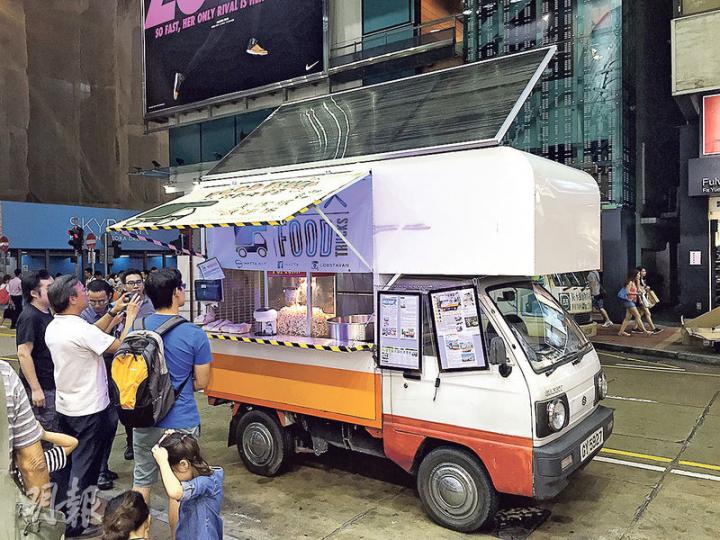 香港美食車協會和環保科技聯盟推出太陽能美食車，以太陽能所生產的電力供應給爆谷機和棉花糖機使用，推廣美食車及環保概念。（林智傑攝）