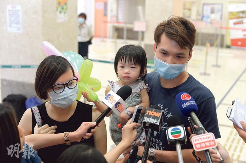 榮昌邨居民鄧生（右）與懷孕太太及兩歲女兒昨日被安排往驗血，他擔心女兒受鉛水影響，會等待政府安排，暫不會自行安裝濾水器。（鍾林枝攝）