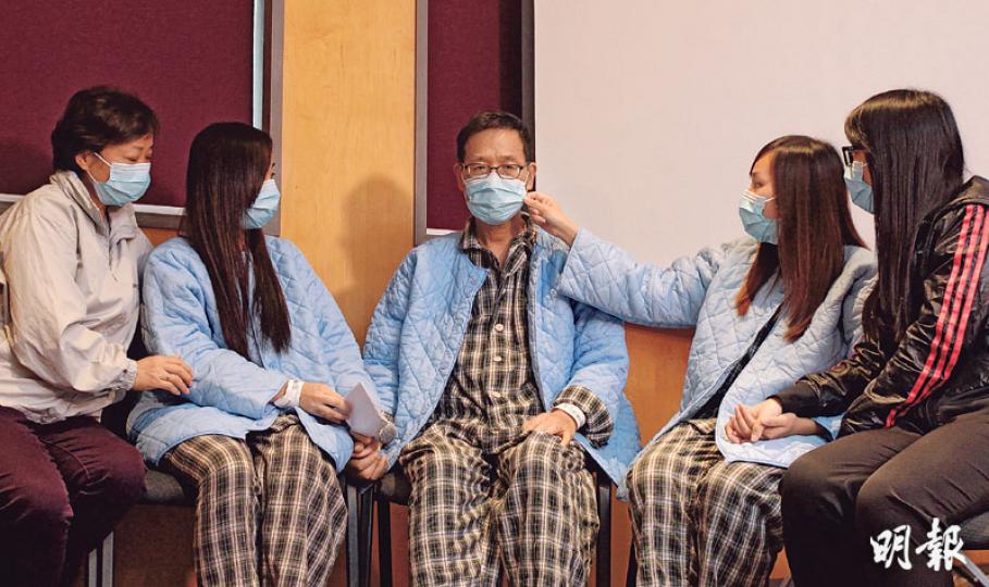 在澳門定居的港人鄭先生（中）上月中患急性肝衰竭後危在旦夕，3名女兒自告奮勇捐肝救父，不過長女（右一）身體不宜捐肝，次女琳琳（右二）及三女琪琪（左二）肝臟體積太小，最後親友提議兩女一同捐肝，才促成今次同步「換雙肝」創舉，一家人形容今次是「奇蹟」。（李澤彤攝）瑪麗醫院完成本港首宗換雙肝個案，更首創全球同步雙肝移植，整項移植分3個手術室同時進行，歷時12小時，醫護團隊達47人，團隊形容是「傾巢而出」，圖為肝移植團隊與病人鄭先生一家合照。（李澤彤攝）